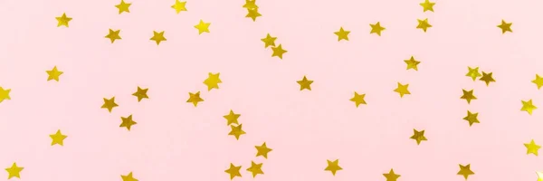 Golden star strössel på rosa. Festlig semester bakgrund. Celeb — Stockfoto