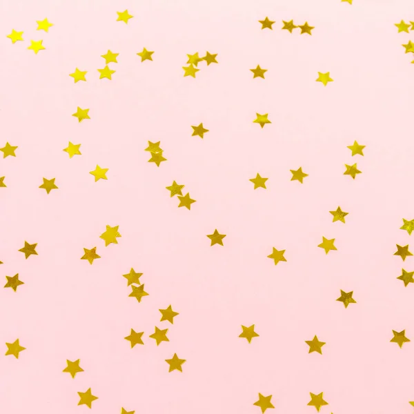 A estrela dourada polvilha no rosa. Fundo festivo de férias. Celeb. — Fotografia de Stock