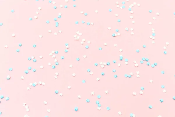 Des flocons de neige blancs et bleus saupoudrent de rose. Vacances festives bac — Photo