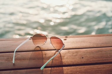 İskelede güneş gözlüğü