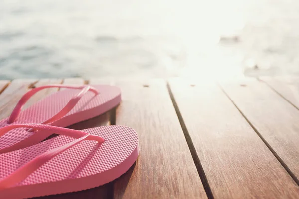 Un par de chanclas en el muelle — Foto de Stock