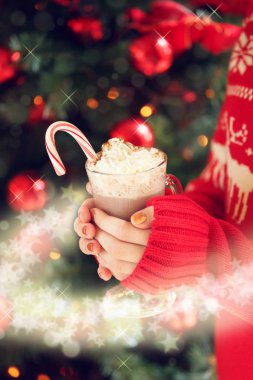 Krem şanti ve nane şekeri kakao tutan kız.