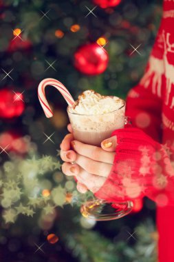 Krem şanti ve nane şekeri kakao tutan kız.