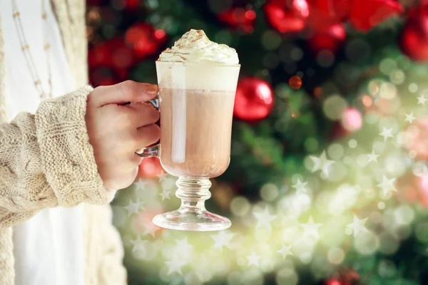 Chica sosteniendo cacao con crema batida. concepto de vacaciones de Navidad —  Fotos de Stock