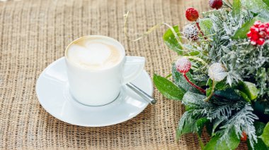 Bir fincan kahve latte sanat ile. Boş zaman zaman kavramı. Pastel renk