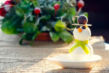 Noel süslemeleri ile kardan adam pasta. Çocuklar komik tatlılar ve