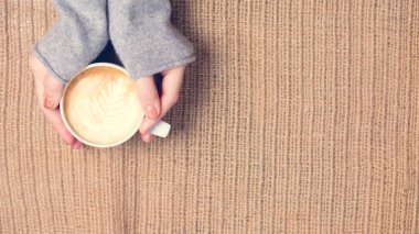 Kahve latte sanat ile tutan kız. Boş zaman zaman kavramı.