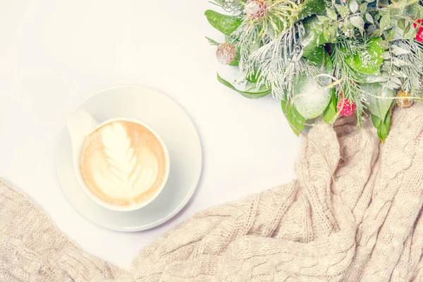 Cup of coffee or chai tea with latte art and Christmas decor. Le — Stock Photo, Image