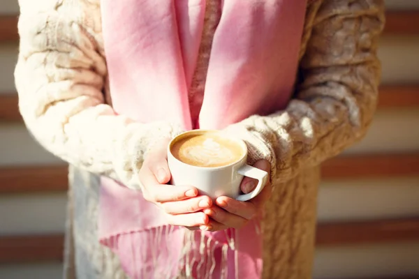 Girl holding a cup of coffee or hot chocolate or chai tea latte. — Stock Photo, Image