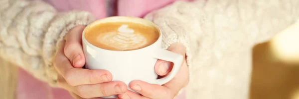 Bir fincan kahve ya da sıcak çikolata ya da chai çay latte tutan kız. — Stok fotoğraf