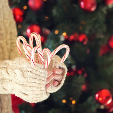 Naneli şekerler yığını tutan kız. Noel tatili 