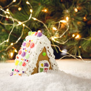 Noel ağacı olan zencefilli kek evi. 