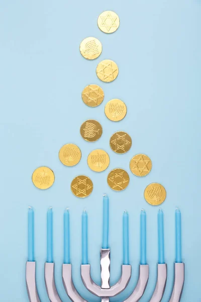 Fundo azul com menora e moedas de chocolate. Hanukkah e ju — Fotografia de Stock