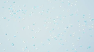 Mavi beyaz ve mavi kar taneleri sprinkles. Festival bac tatil