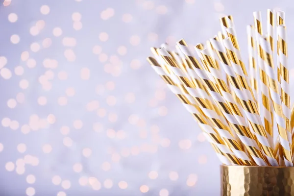 Gold and white paper straws in the golden glass. Christmas conce — Stock Photo, Image