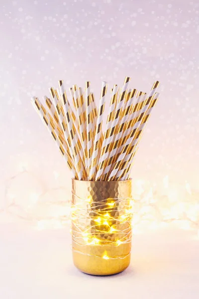 Pajitas de oro y papel blanco en el vaso de oro. Conce de Navidad — Foto de Stock