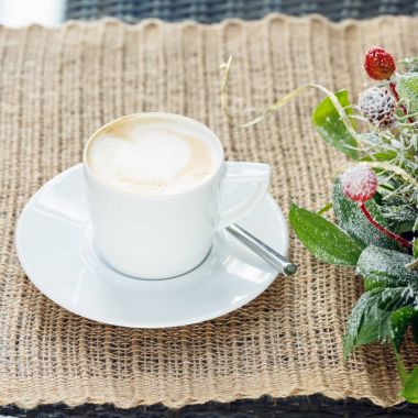 Bir fincan kahve latte sanat ile. Boş zaman zaman kavramı. Pastel renk