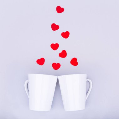 Beyaz Çin kupa glitter kalp konfeti ile. Sevgililer günü konsantrasyon