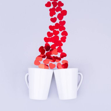 Beyaz Çin kupa glitter kalp konfeti ile. Sevgililer günü konsantrasyon