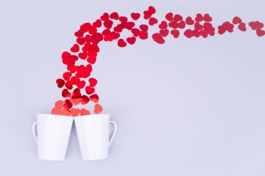 Beyaz Çin kupa glitter kalp konfeti ile. Sevgililer günü konsantrasyon