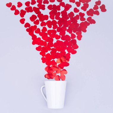 Beyaz Çin kupa glitter kalp konfeti ile. Sevgililer günü konsantrasyon