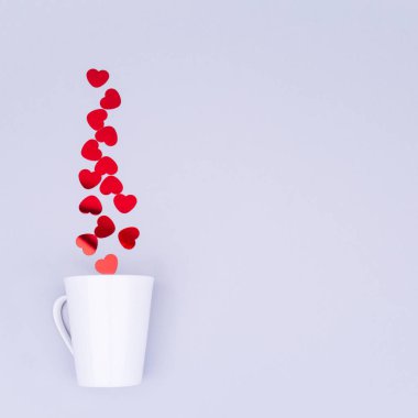 Beyaz Çin kupa glitter kalp konfeti ile. Sevgililer günü konsantrasyon