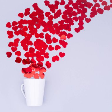 Beyaz Çin kupa glitter kalp konfeti ile. Sevgililer günü konsantrasyon