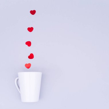 Beyaz Çin kupa glitter kalp konfeti ile. Sevgililer günü konsantrasyon