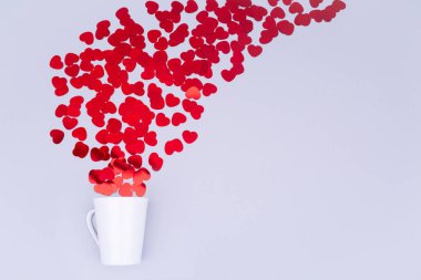 Beyaz Çin kupa glitter kalp konfeti ile. Sevgililer günü konsantrasyon