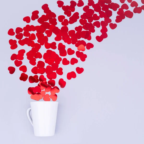 Beyaz Çin kupa glitter kalp konfeti ile. Sevgililer günü konsantrasyon