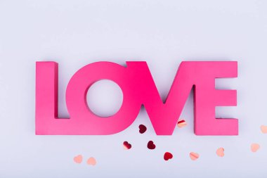 Sevgi ve glitter kalp konfeti kırmızı işaret. Sevgililer günü kavramı.