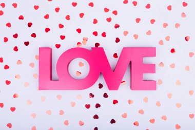 Sevgi ve glitter kalp konfeti kırmızı işaret. Sevgililer günü kavramı.