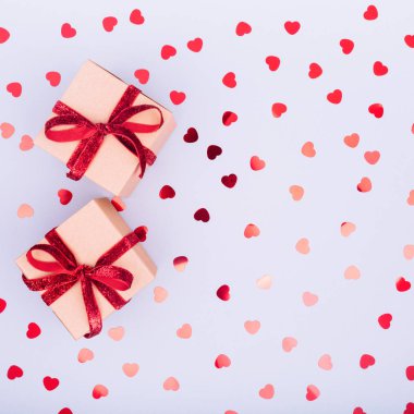 Kırmızı kurdele yay ve glitter kalp konfeti zanaat kutusu. Valent