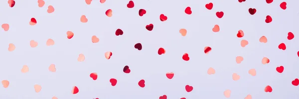 Szare tło z konfetti serca czerwonym brokatem. C dzień Valentine — Zdjęcie stockowe