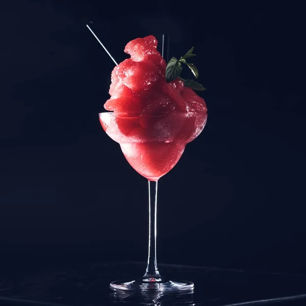 Margarita de fresa congelada sobre fondo oscuro. Cangrejo de lujo — Foto de Stock