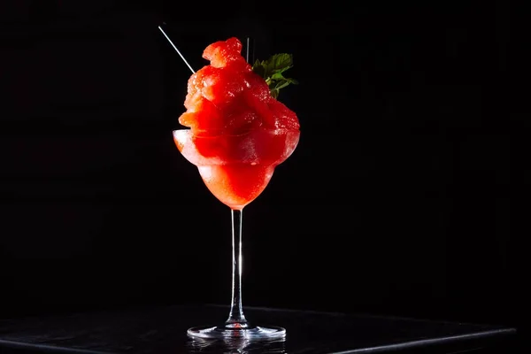 Bevroren aardbeien margarita op de donkere achtergrond. Luxe craf — Stockfoto