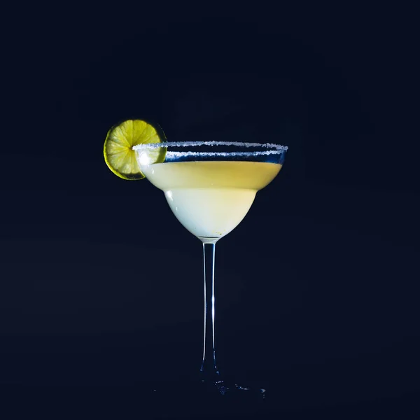 Classic daiquiri on the dark background.  Luxury craft drink con — Stock Photo, Image