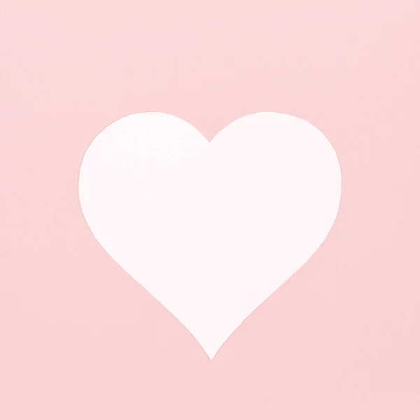 Pastel bir arka plan üzerinde beyaz kalp. Sevgililer günü kavramı. Eğilim — Stok fotoğraf