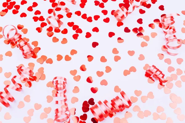 Rubans rouges et confettis coeur paillettes. Concept de Saint Valentin. F — Photo