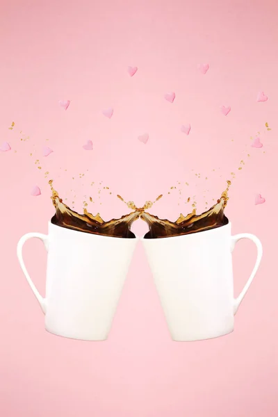 Due tazze da caffè levitanti con spruzzi e coriandoli. Cof — Foto Stock