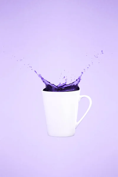 Taza de café levitante con salpicaduras. Concepto de café. Arte mínimo — Foto de Stock