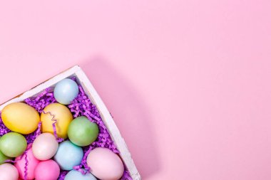 Beyaz bir tepsi çok renkli yumurtalar. Yaratıcı Paskalya kavramı. Modern