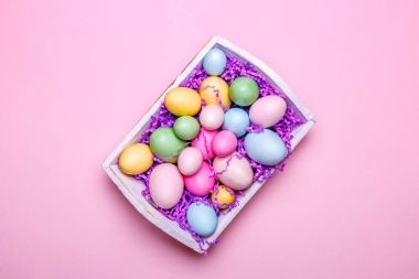 Beyaz bir tepsi çok renkli yumurtalar. Yaratıcı Paskalya kavramı. Modern