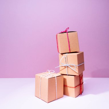 Zanaat karton hediye kutuları dolu pembe arka plan üzerinde. Tatil