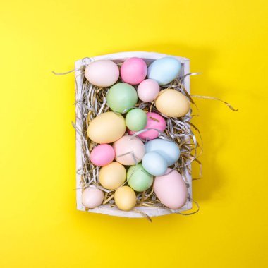 Beyaz bir tepsi çok renkli yumurtalar. Yaratıcı Paskalya kavramı. Modern