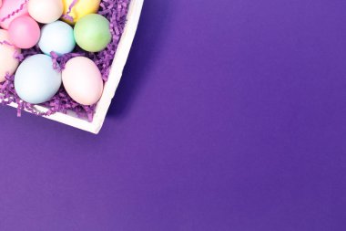Beyaz bir tepsi çok renkli yumurtalar. Yaratıcı Paskalya kavramı. Modern
