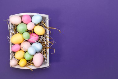 Beyaz bir tepsi çok renkli yumurtalar. Yaratıcı Paskalya kavramı. Modern