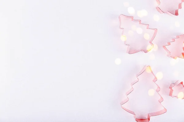 Pisos con árbol de vacaciones cortadores de galletas de cobre sobre fondo blanco brillante. Concepto de vacaciones, Navidad y Año Nuevo. Acogedores detalles hogareños — Foto de Stock