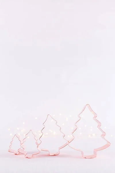 Row of Christmas Tree Copper cutters on white sparkling background with bokeh lights. Рождество и Новый год фон — стоковое фото