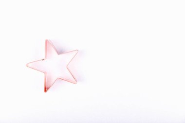 Beyaz ışıl ışıl arka planda yıldız bakır kurabiye keskisi olan düz yüz. Tatil, Noel ve Yeni Yıl konsepti. Samimi ev detayları